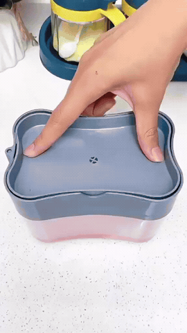 Dispenser de jabón con porta esponja en uso
